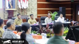Gubernur Sulawesi Utara, Yulius Selvanus (tengah), didampingi Kepala Perwakilan Bank Indonesia Provinsi Sulawesi Utara, Joko Supratikto (kanan), saat memberikan arahan strategis dalam High Level Meeting (HLM) TPID dan TP2DD di Kantor BI Sulut, Senin (23/02/2026). Foto : Pemprov Sulut