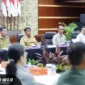 Gubernur Sulawesi Utara, Yulius Selvanus (tengah), didampingi Kepala Perwakilan Bank Indonesia Provinsi Sulawesi Utara, Joko Supratikto (kanan), saat memberikan arahan strategis dalam High Level Meeting (HLM) TPID dan TP2DD di Kantor BI Sulut, Senin (23/02/2026). Foto : Pemprov Sulut