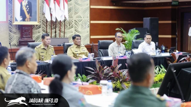 Gubernur Sulawesi Utara, Yulius Selvanus (tengah), didampingi Kepala Perwakilan Bank Indonesia Provinsi Sulawesi Utara, Joko Supratikto (kanan), saat memberikan arahan strategis dalam High Level Meeting (HLM) TPID dan TP2DD di Kantor BI Sulut, Senin (23/02/2026). Foto : Pemprov Sulut