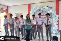 Manajemen PT Daya Adicipta Wisesa (DAW) menyerahkan bantuan beasiswa pendidikan secara simbolis kepada perwakilan siswa SMK Negeri 1 Likupang Timur. Foto : PT. DAW