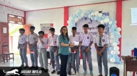 Manajemen PT Daya Adicipta Wisesa (DAW) menyerahkan bantuan beasiswa pendidikan secara simbolis kepada perwakilan siswa SMK Negeri 1 Likupang Timur. Foto : PT. DAW