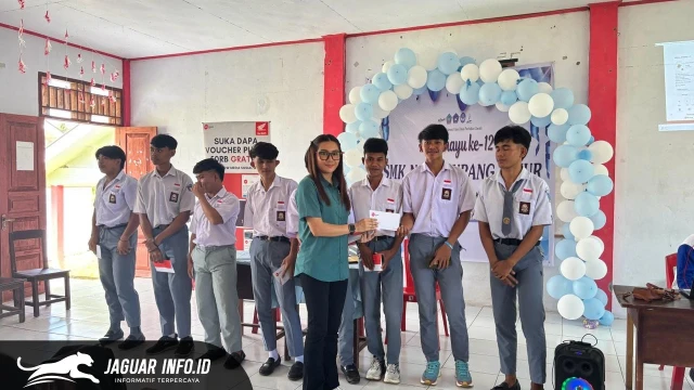 Manajemen PT Daya Adicipta Wisesa (DAW) menyerahkan bantuan beasiswa pendidikan secara simbolis kepada perwakilan siswa SMK Negeri 1 Likupang Timur. Foto : PT. DAW