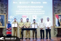 Gubernur Sulawesi Utara Yulius Selvanus (tengah) berfoto bersama Wakil Gubernur Victor Mailangkay, Kepala Perwakilan BI Sulut Joko Supratikto, Kepala OJK SulutGo Robert Sianipar, perwakilan Forkopimda, serta Bupati dan Walikota se-Sulawesi Utara usai penyelenggaraan High Level Meeting (HLM) TPID, TP2DD, TP2ED, TPAKD, dan KDEKS di Manado, Selasa (24/2/2026).