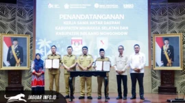 Gubernur Sulawesi Utara Yulius Selvanus (tengah) berfoto bersama Wakil Gubernur Victor Mailangkay, Kepala Perwakilan BI Sulut Joko Supratikto, Kepala OJK SulutGo Robert Sianipar, perwakilan Forkopimda, serta Bupati dan Walikota se-Sulawesi Utara usai penyelenggaraan High Level Meeting (HLM) TPID, TP2DD, TP2ED, TPAKD, dan KDEKS di Manado, Selasa (24/2/2026). 