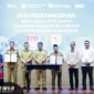 Gubernur Sulawesi Utara Yulius Selvanus (tengah) berfoto bersama Wakil Gubernur Victor Mailangkay, Kepala Perwakilan BI Sulut Joko Supratikto, Kepala OJK SulutGo Robert Sianipar, perwakilan Forkopimda, serta Bupati dan Walikota se-Sulawesi Utara usai penyelenggaraan High Level Meeting (HLM) TPID, TP2DD, TP2ED, TPAKD, dan KDEKS di Manado, Selasa (24/2/2026). 