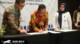 Wakil Wali Kota Manado, dr. Richard Sualang, menandatangani naskah hibah bus sekolah gratis dari Kementerian Perhubungan RI di Jakarta, Senin (23/02/2026). Foto : Pemkot Manado