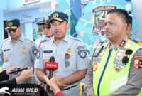 Direktur Utama Jasa Raharja, Muhammad Awaluddin (tengah), memberikan keterangan kepada awak media mengenai kesiapan pos pelayanan terpadu dalam mendukung persiapan mudik aman 2026 di Rest Area KM 81 Tol Cipali, Jawa Barat, Rabu (24/2/2026).
