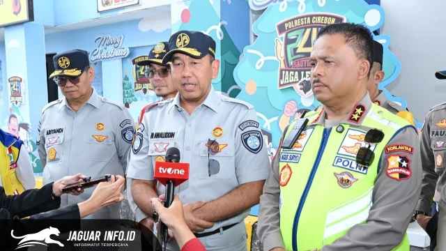 Direktur Utama Jasa Raharja, Muhammad Awaluddin (tengah), memberikan keterangan kepada awak media mengenai kesiapan pos pelayanan terpadu dalam mendukung persiapan mudik aman 2026 di Rest Area KM 81 Tol Cipali, Jawa Barat, Rabu (24/2/2026).