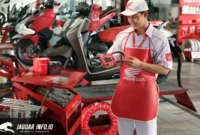 Seorang mekanik AHASS sedang melakukan pengecekan menyeluruh pada bagian mesin sepeda motor Honda milik konsumen dalam program promo layanan AHASS periode Februari 2026.
Foto : PT. DAW