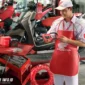 Seorang mekanik AHASS sedang melakukan pengecekan menyeluruh pada bagian mesin sepeda motor Honda milik konsumen dalam program promo layanan AHASS periode Februari 2026.
Foto : PT. DAW