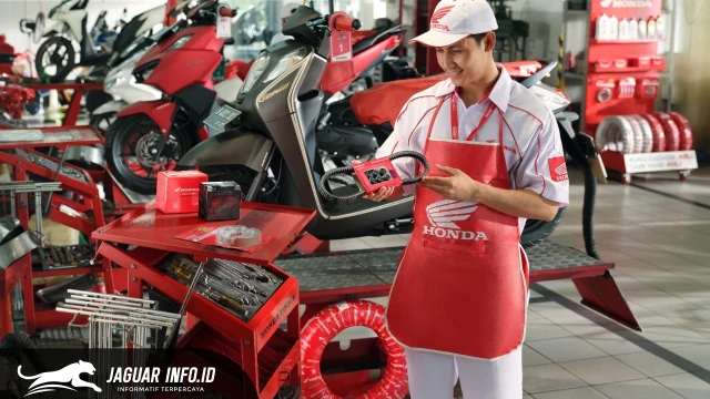 Seorang mekanik AHASS sedang melakukan pengecekan menyeluruh pada bagian mesin sepeda motor Honda milik konsumen dalam program promo layanan AHASS periode Februari 2026.
Foto : PT. DAW