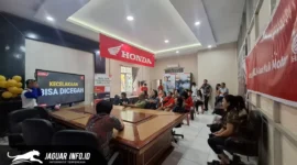 Instruktur Safety Riding Honda, Andhika Reynold Salindeho, memberikan materi mengenai tips berkendara aman kepada pegawai Dinas PUPR Kabupaten Minahasa Tenggara pada Kamis (26/2/2026). Foto DAW