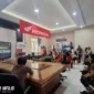 Instruktur Safety Riding Honda, Andhika Reynold Salindeho, memberikan materi mengenai tips berkendara aman kepada pegawai Dinas PUPR Kabupaten Minahasa Tenggara pada Kamis (26/2/2026). Foto DAW