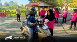 Ketua Bhayangkari Ranting Pinogaluman, Ny. Pratiwi Nani, bersama jajaran personel Polsek Pinogaluman menyapa pengguna jalan saat pembagian takjil gratis. Aksi sosial ini menyasar ratusan pengendara roda dua dan roda empat di depan Mapolsek Pinogaluman. Foto : Polsek Pinagoluman