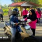 Ketua Bhayangkari Ranting Pinogaluman, Ny. Pratiwi Nani, bersama jajaran personel Polsek Pinogaluman menyapa pengguna jalan saat pembagian takjil gratis. Aksi sosial ini menyasar ratusan pengendara roda dua dan roda empat di depan Mapolsek Pinogaluman. Foto : Polsek Pinagoluman