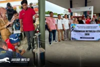 Tim gabungan dari Pertamina Patra Niaga, Disperindag, dan DPRD Kota Baubau saat melakukan pengecekan takaran BBM SPBU Baubau menggunakan bejana ukur standar metrologi, Kamis (26/2/2026). Foto : Pertamina