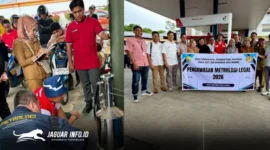 Tim gabungan dari Pertamina Patra Niaga, Disperindag, dan DPRD Kota Baubau saat melakukan pengecekan takaran BBM SPBU Baubau menggunakan bejana ukur standar metrologi, Kamis (26/2/2026). Foto : Pertamina