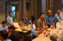 Kapolda Sulut Irjen Pol Roycke Harry Langie berdiskusi akrab dengan wartawan saat acara buka puasa bersama di Manado, Senin (16/3/2026). Foto Bidhumas Polda Sulut