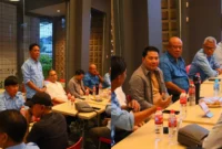 Kapolda Sulut Irjen Pol Roycke Harry Langie berdiskusi akrab dengan wartawan saat acara buka puasa bersama di Manado, Senin (16/3/2026). Foto Bidhumas Polda Sulut