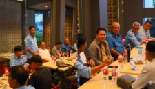 Kapolda Sulut Irjen Pol Roycke Harry Langie berdiskusi akrab dengan wartawan saat acara buka puasa bersama di Manado, Senin (16/3/2026). Foto Bidhumas Polda Sulut