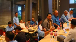 Kapolda Sulut Irjen Pol Roycke Harry Langie berdiskusi akrab dengan wartawan saat acara buka puasa bersama di Manado, Senin (16/3/2026). Foto Bidhumas Polda Sulut