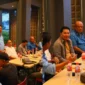 Kapolda Sulut Irjen Pol Roycke Harry Langie berdiskusi akrab dengan wartawan saat acara buka puasa bersama di Manado, Senin (16/3/2026). Foto Bidhumas Polda Sulut