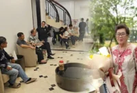 Suasana duka di kediaman almarhumah Fietje Waani, ibunda mantan Bupati Minahasa Royke Roring, di Citraland Manado. Foto : Istimewa