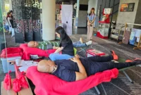Aksi donor darah di Hotel Ibis Manado City Center Boulevard dalam rangka menyambut HUT ke-10, Jumat (27/3/2026).