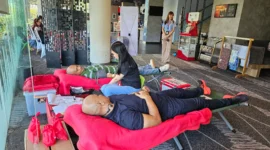 Aksi donor darah di Hotel Ibis Manado City Center Boulevard dalam rangka menyambut HUT ke-10, Jumat (27/3/2026).