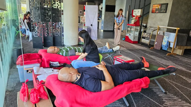Aksi donor darah di Hotel Ibis Manado City Center Boulevard dalam rangka menyambut HUT ke-10, Jumat (27/3/2026).