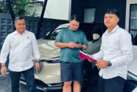 Aparat kepolisian saat mengamankan tersangka DP di kediamannya terkait kasus dugaan korupsi dan penggelapan dana perbankan di Manado. Foto : Hong Tralala