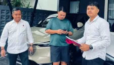 Aparat kepolisian saat mengamankan tersangka DP di kediamannya terkait kasus dugaan korupsi dan penggelapan dana perbankan di Manado. Foto : Hong Tralala