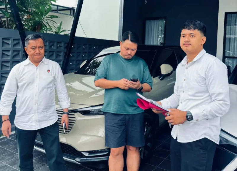 Aparat kepolisian saat mengamankan tersangka DP di kediamannya terkait kasus dugaan korupsi dan penggelapan dana perbankan di Manado. Foto : Hong Tralala