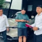 Aparat kepolisian saat mengamankan tersangka DP di kediamannya terkait kasus dugaan korupsi dan penggelapan dana perbankan di Manado. Foto : Hong Tralala