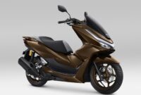 Tampilan elegan Honda PCX160 tipe RoadSync dengan warna Signature Brown yang dipamerkan pada ajang IIMS 2026. Foto : AHM
