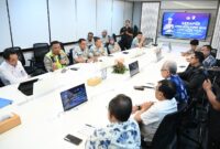 Direktur Utama Jasa Raharja Muhammad Awaluddin bersama Kakorlantas Polri Irjen Pol. Agus Suryonugroho saat membahas strategi keselamatan transportasi. Foto : Jasaraharja