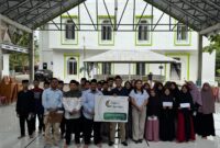 General Manager Bandara Sam Ratulangi, Radityo Ari Purwoko, saat menyerahkan bantuan sembako dalam acara Safari Ramadan InJourney Airports di Manado. Foto : Humas Bandara