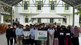 General Manager Bandara Sam Ratulangi, Radityo Ari Purwoko, saat menyerahkan bantuan sembako dalam acara Safari Ramadan InJourney Airports di Manado. Foto : Humas Bandara