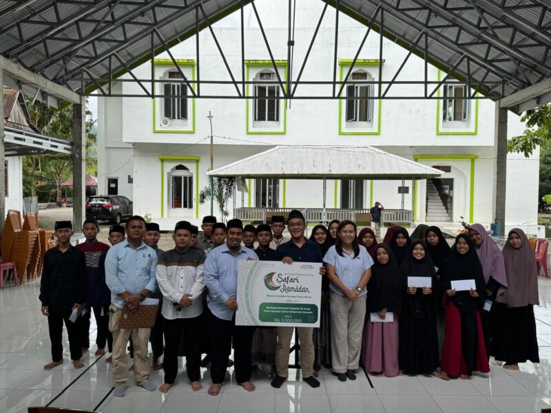 General Manager Bandara Sam Ratulangi, Radityo Ari Purwoko, saat menyerahkan bantuan sembako dalam acara Safari Ramadan InJourney Airports di Manado. Foto : Humas Bandara