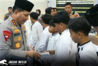 Kapolda Sulut Irjen Pol Roycke Harry Langie saat menyerahkan santunan dalam agenda berbagi kasih Ramadan bersama anak yatim di Mapolda Sulut, Rabu (11/3/2026). Foto : Bidhumas Polda Sulut