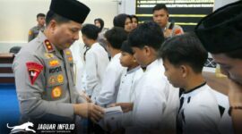 Kapolda Sulut Irjen Pol Roycke Harry Langie saat menyerahkan santunan dalam agenda berbagi kasih Ramadan bersama anak yatim di Mapolda Sulut, Rabu (11/3/2026). Foto : Bidhumas Polda Sulut