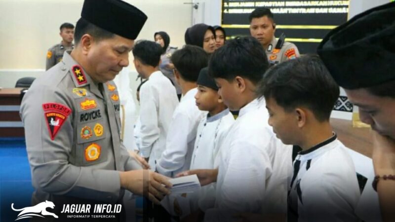 Kapolda Sulut Irjen Pol Roycke Harry Langie saat menyerahkan santunan dalam agenda berbagi kasih Ramadan bersama anak yatim di Mapolda Sulut, Rabu (11/3/2026). Foto : Bidhumas Polda Sulut