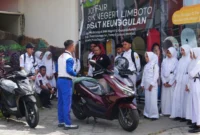 Instruktur PT Daya Adicipta Wisesa memberikan praktik teknik keseimbangan kepada siswa SMK Negeri 1 Limboto dalam acara edukasi keselamatan berkendara Honda. Foto : DAW