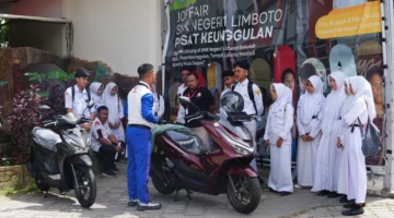 Instruktur PT Daya Adicipta Wisesa memberikan praktik teknik keseimbangan kepada siswa SMK Negeri 1 Limboto dalam acara edukasi keselamatan berkendara Honda. Foto : DAW