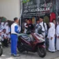 Instruktur PT Daya Adicipta Wisesa memberikan praktik teknik keseimbangan kepada siswa SMK Negeri 1 Limboto dalam acara edukasi keselamatan berkendara Honda. Foto : DAW