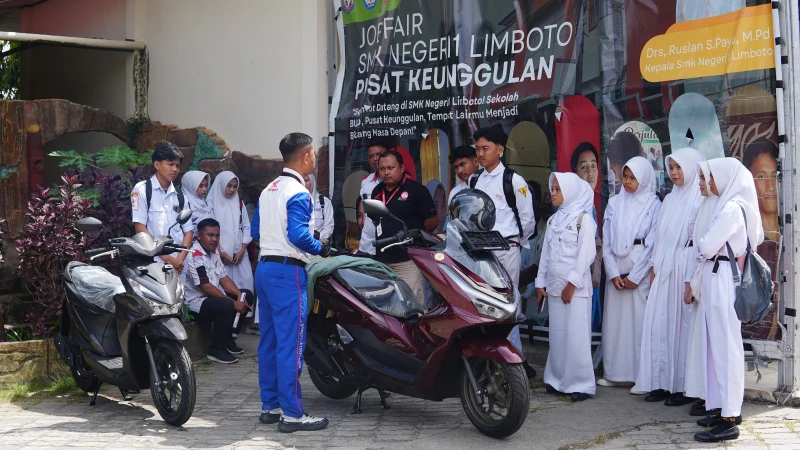 Instruktur PT Daya Adicipta Wisesa memberikan praktik teknik keseimbangan kepada siswa SMK Negeri 1 Limboto dalam acara edukasi keselamatan berkendara Honda. Foto : DAW