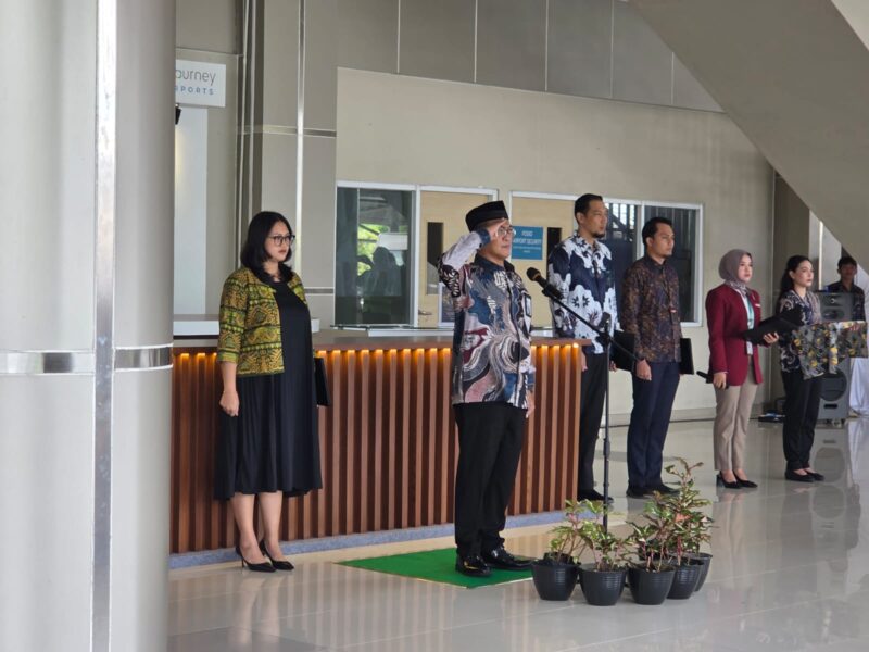 General Manager PT Angkasa Pura Indonesia Bandara Sam Ratulangi, Radityo Ari Purwoko, memimpin apel pembukaan Posko Terpadu Angkutan Lebaran 2026 bersama jajaran personel gabungan di Manado, Sulawesi Utara, Jumat (13/3/2026). Foto : Humas Bandara Sam Ratulangi