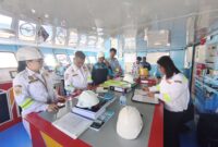 Petugas Marine Inspector KSOP Kelas III Manado saat melakukan ramp check kapal atau uji kelaiklautan untuk memastikan keselamatan armada mudik lebaran 2026. Foto Istimewa
