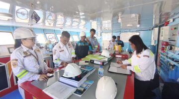Petugas Marine Inspector KSOP Kelas III Manado saat melakukan ramp check kapal atau uji kelaiklautan untuk memastikan keselamatan armada mudik lebaran 2026. Foto Istimewa