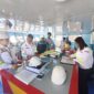 Petugas Marine Inspector KSOP Kelas III Manado saat melakukan ramp check kapal atau uji kelaiklautan untuk memastikan keselamatan armada mudik lebaran 2026. Foto Istimewa